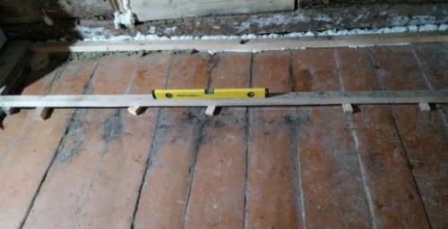 Ремонт деревянного пола на лагах. Выравнивание деревянного пола: 6 способов исправить кривое положение