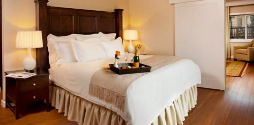 Как правильно расставить мебель в спальне: правила и идеи для комфортного сна 11 Как правильно расставить мебель в спальне: правила и идеи для комфортного сна 11