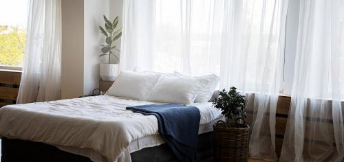 Как выбрать место для кровати, чтобы обеспечить комфорт и безопасность. Как расположить кровать в спальне