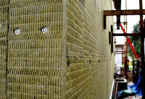 Как утеплить деревянный дом снаружи минеральной ватой. Порядок действий при утеплении деревянного дома с наружной стороны под сайдинг