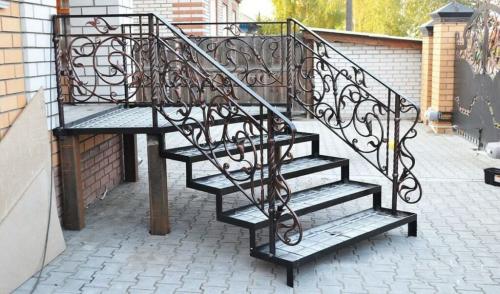 Как обеспечить безопасность при строительстве крыльца своими руками. Выбор материалов для строительства крыльца