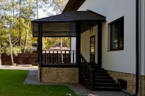 Как нестандартное крыльцо может преобразить экстерьер загородного дома 09