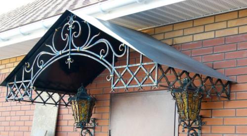 Какие особенности конструкции крыльца с навесом стоит учитывать. Стильное оформление фасада: козырьки и навесы над входом в дом