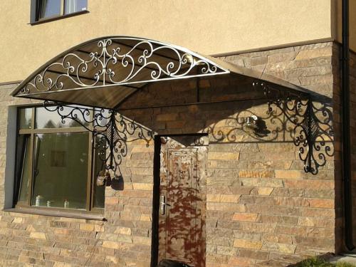 Какие особенности конструкции крыльца с навесом стоит учитывать. Стильное оформление фасада: козырьки и навесы над входом в дом