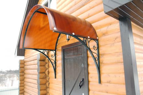 Какие особенности конструкции крыльца с навесом стоит учитывать. Стильное оформление фасада: козырьки и навесы над входом в дом