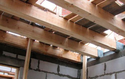 Монтаж деревянного чердачного перекрытия. Балки для устройства чердака