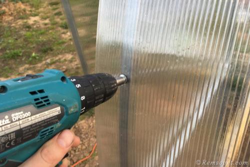 Как установить теплицу из поликарбоната на участке правильно. Пошаговый монтаж 08