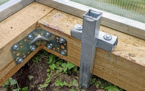 Как закрепить теплицу без фундамента. Как закрепить теплицу на раме из бруса и в грунте?