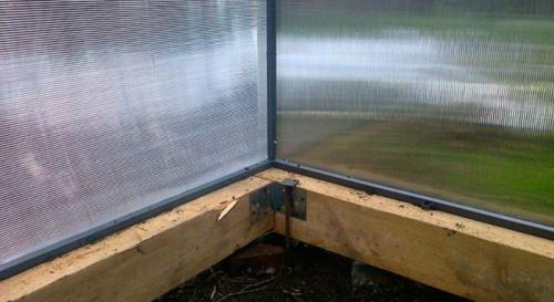 Как закрепить теплицу без фундамента. Как закрепить теплицу на раме из бруса и в грунте?