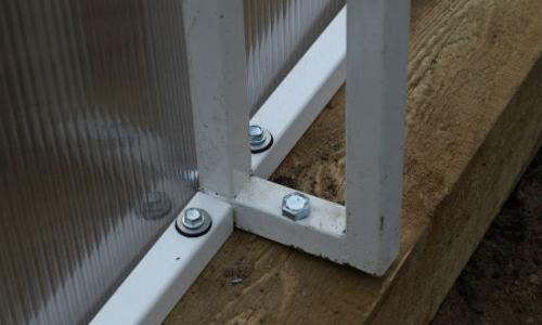 Как закрепить теплицу без фундамента. Как закрепить теплицу на раме из бруса и в грунте?