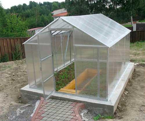 Установка теплицы из поликарбоната на фундамент. Выбор и установка фундамента под теплицу.