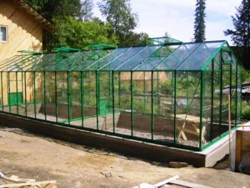 Установка теплицы на даче.  Подбор материалов для фундамента, каркаса и покрытия теплицы