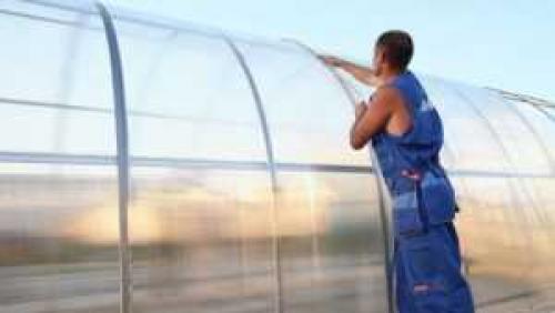 Как крепить поликарбонат на теплицу. Какой стороной крепить поликарбонат на каркас теплицы