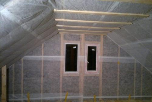 Какой плотности выбрать утеплитель для мансарды. Какой утеплитель лучше для мансардной крыши: 6 самых оптимальных вариантов