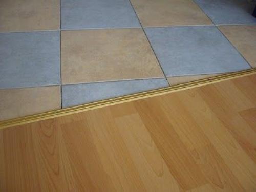 Как установить пластиковый плинтус на ламинат. Как закрепить плинтуса к ламинату: советы опытных ремонтников