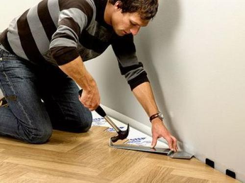 Как установить пластиковый плинтус На ламинат. Как закрепить плинтуса к ламинату: советы опытных ремонтников