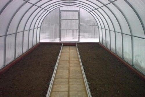 Расположение грядок в теплице шириной 3 метра. Грядки в теплице своими руками: лучшие проекты