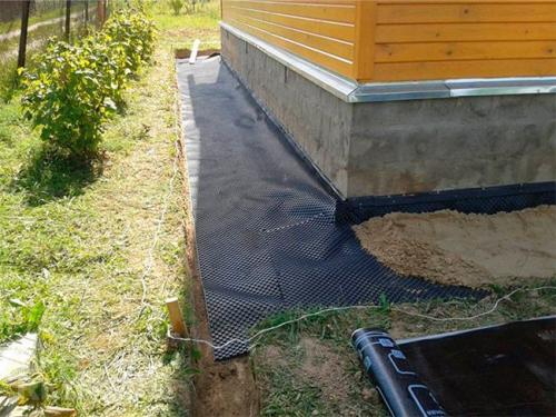 Утепление цоколя и отмостки пеноплексом: основные принципы и технологии 03