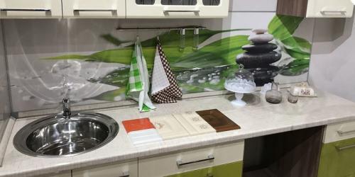 Как клеить панель пвх на кухне. Как самостоятельно закрепить пластиковый фартук на кухне: обзор вариантов монтажа