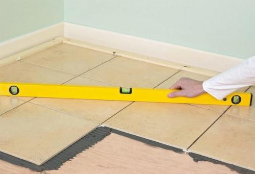 Как класть плитку на деревянный пол. Ревизия старого покрытия 03 Как класть плитку на деревянный пол. Ревизия старого покрытия 03