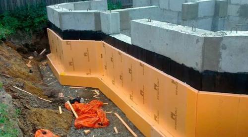 Какие особенности утепления фундамента пеноплексом в новых и существующих домах.