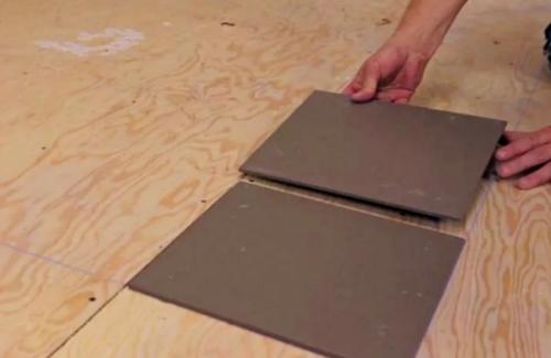 Как положить плитку на деревянный пол своими руками. Почему нежелательно совмещать керамику и древесину 01