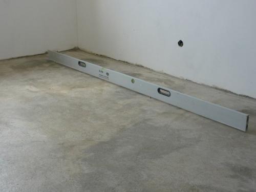 На что можно класть плитку на пол. Самовыравнивающаяся смесь