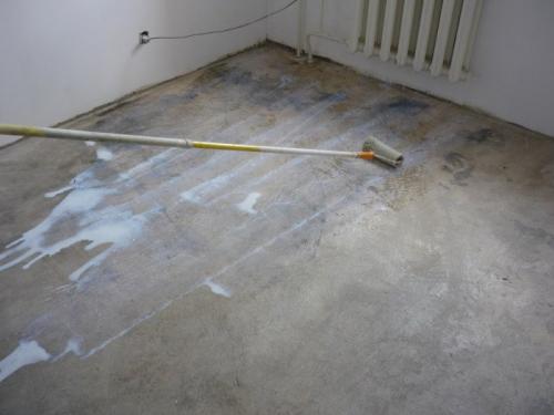 На что можно класть плитку на пол. Самовыравнивающаяся смесь