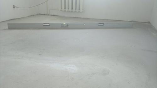 На что можно класть плитку на пол. Самовыравнивающаяся смесь