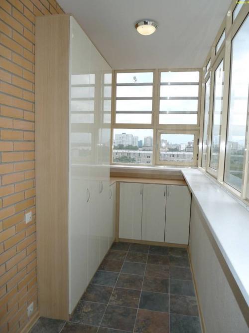 Шкаф на балкон с полками. Шкаф на балконе — красивый дизайн углового, встраиваемого, шкафа купе индивидуальных размеров с полками + фото идеи