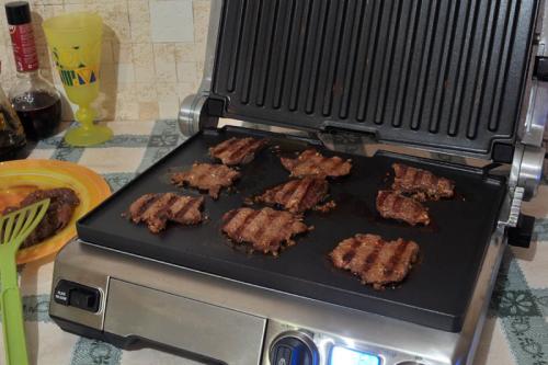 Электрогриль с чугунной поверхностью. Обзор и рейтинги 19 видов лучших электрогрилей