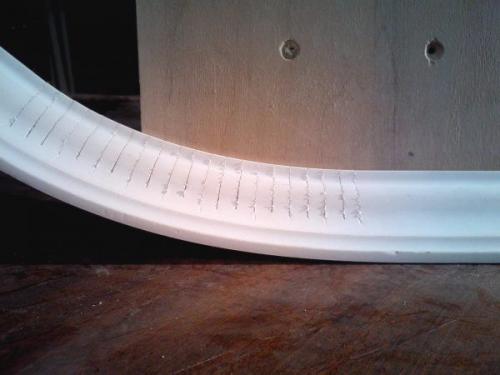 Можно ли покрасить потолочный плинтус из полиуретана в несколько цветов. Зачем красить плинтус?