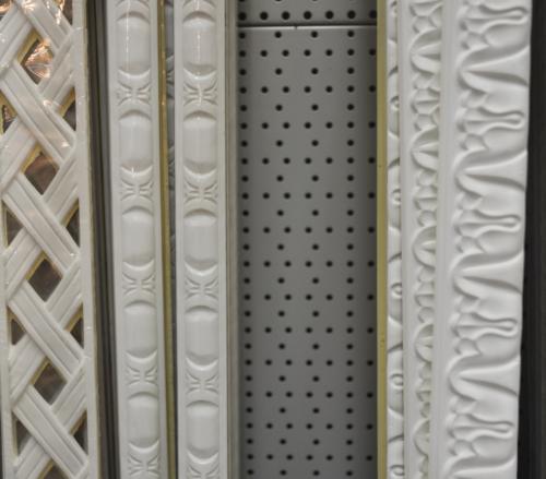 Можно ли покрыть потолочный плинтус из полиуретана лаком или глянером. Виды потолочных плинтусов