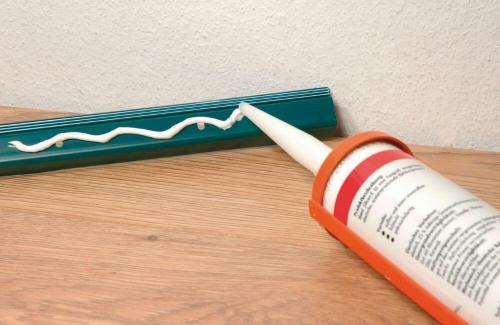 Как правильно крепить плинтус к столешнице на кухне. Разновидности  04 Как правильно крепить плинтус к столешнице на кухне. Разновидности  04