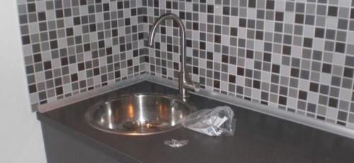 Как правильно крепить плинтус к столешнице на кухне. Разновидности  01 Как правильно крепить плинтус к столешнице на кухне. Разновидности  01