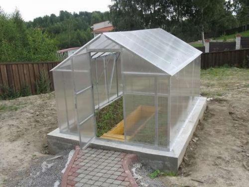 Стройте свою теплицу: простые инструкции для создания двухскатной теплицы из профильной трубы 07 Стройте свою теплицу: простые инструкции для создания двухскатной теплицы из профильной трубы 07