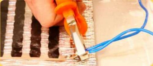 Подключение инфракрасного теплого пола через терморегулятор под ковролин. Самостоятельная укладка пленочного теплого пола под ковролин