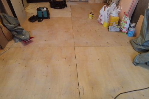 Подложка под spc ламинат на тёплый пол. Пленка под ламинат — нужно ли стелить? Ответ мастера