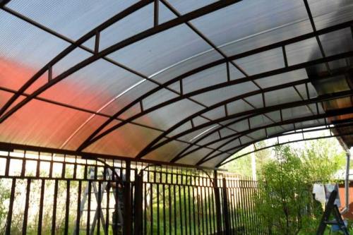 Навес для машины из поликарбоната своими руками. Навес из поликарбоната — поэтапный мастер-класс для изготовления своими руками, преимущества навеса, особенности конструкции