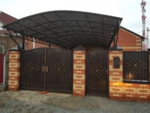 Навес для машины из поликарбоната. Особенности и разновидности