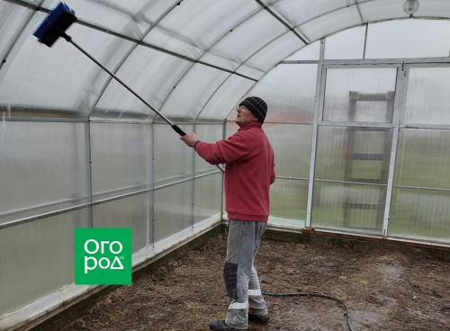 Обработка теплицы от вредителей и болезней осенью. Очистка поверхностей разных видов теплиц 05