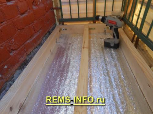 Пол балкона на деревянных лагах. Преимущества и особенности деревянного пола на балконе или лоджии 01