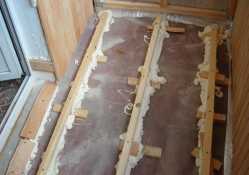 Пол балкона на деревянных лагах. Преимущества и особенности деревянного пола на балконе или лоджии 05