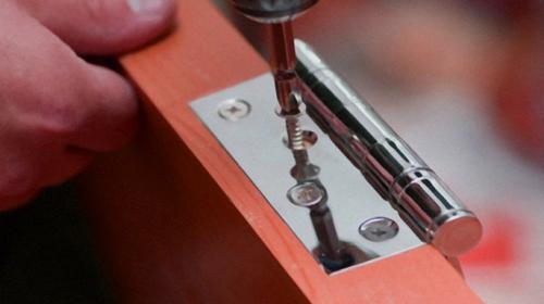 Как повесить тяжелую дверь на петли. Как правильно навесить дверь на петли