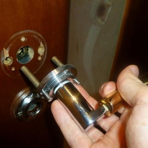 Как закрепить ручку на входной двери. Почему приходит в негодность ручка