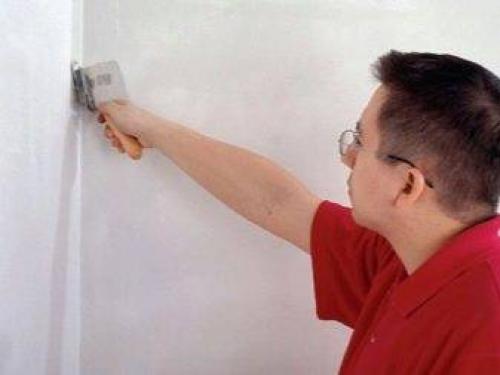 Шпаклевка стен под обои своими руками. Шпаклевание стен под обои: технология, как зашпаклевать стены своими руками 16