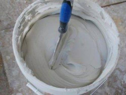 Шпаклевка стен под обои своими руками. Шпаклевание стен под обои: технология, как зашпаклевать стены своими руками 12