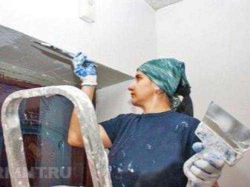 Шпаклевка стен под обои своими руками. Шпаклевание стен под обои: технология, как зашпаклевать стены своими руками 15