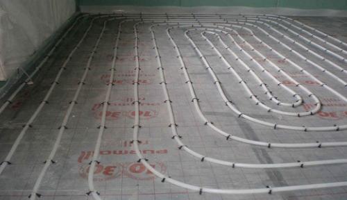 Сделать пол в ванной комнате. После того, как готов пол, можно укладывать плитку