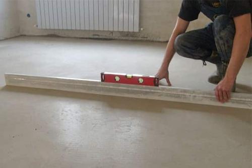 Чем приклеить линолеум к бетонному полу в комнате и на стыках. Подготовка основания перед укладкой